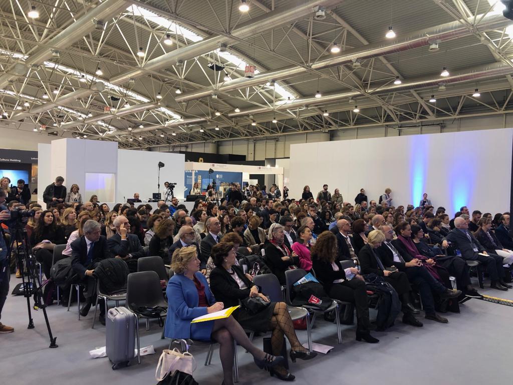 Favorire effettive esperienze di conoscenza a tutti i visitatori. È questo l'obiettivo primario dei #museitaliani con il racconto museale e l'uso del digitale. <a href="/antoniolampis/">antonio lampis</a> introduce l'incontro inaugurale al #RomeMuseumExhibition 🏛