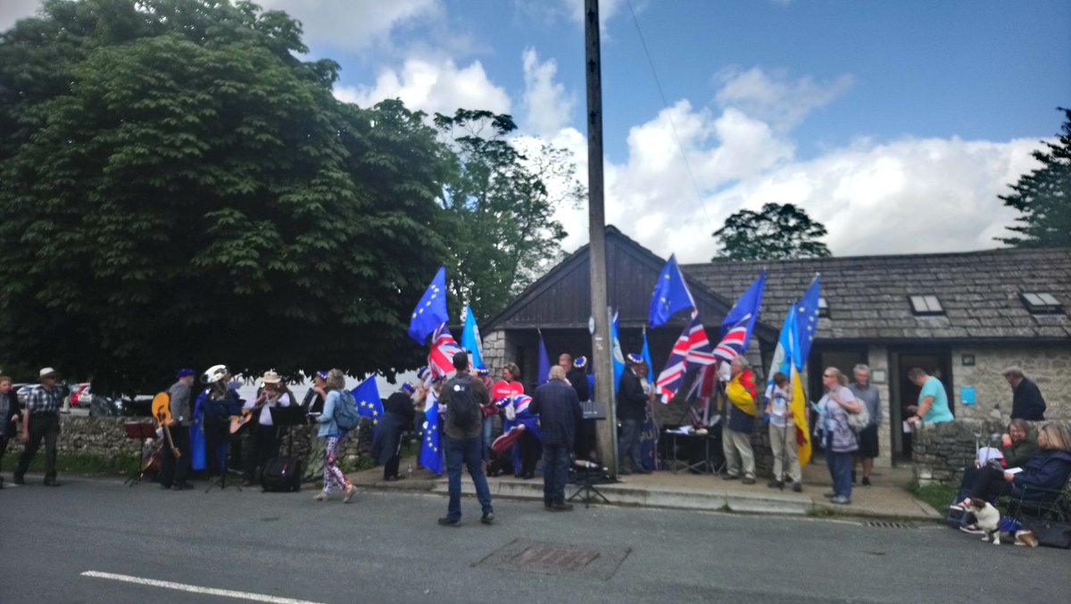 York4EU's tweet photo. Happy #LancashireDay to our fabulous twinnies @LancasterForEU, from your #RosesForRemain friends on t'other side O'Pennines! 🌹 🌼 https://t.co/BA7n7kiQ8L