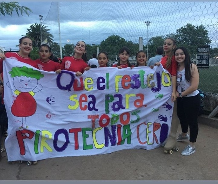 ADERID1's tweet photo. El grupo de patín artístico del Club Cosmopolita de Piedritas se suma a a la campaña pirotecnia cero y ¡muestra la bandera! Gracias por ser parte. Busquemos otras formas de festejo.
#pirotecniacero #FelizMiercoles #queelfestejoseaparatodos #aderid #inclusion #empatia #villegas https://t.co/eb5rxIqOaF