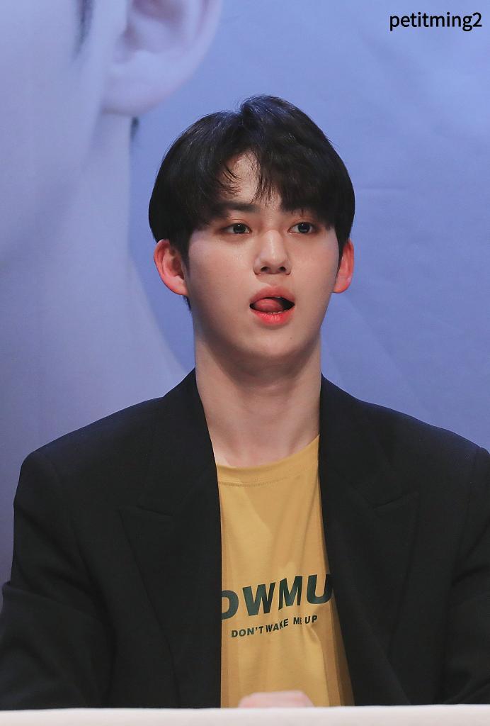 HwangJangHoYa96's tweet photo. 191124 DMWU Fansign
황윤성
cr: petitming2
#HwangYunSeong #yunseong #DMWU #petit #황윤성 #윤성 #울림 #쁘띠 https://t.co/KY74KXfyT5