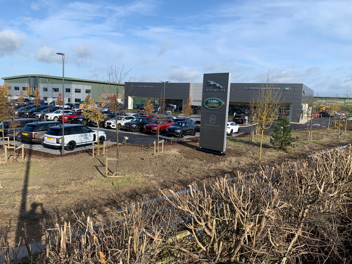 Delighted to see <a href="/LookersLR/">Lookers Land Rover</a> @LookersJaguar  Buckinghamshire dealership open for business at #Aston41 Aston Clinton - looking superb in the sunshine! Great working with you <a href="/fusionbcbirm/">FusionBC Birmingham</a> and <a href="/BDBDesignBuild/">BDB Design Build Ltd</a>! #developing #industrial #property #bucks