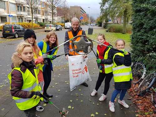 GemeenteUtrecht's tweet image. Leerlingen van groep 7 en 8 van basisschool de Beiaard zijn echte plastic soep helden! 💪 Na een les over afval van @st_technotrend ruimden ze plastic en restafval op in de buurt. Wethouder @kdiepeveen en Hoogheemraad @ConstantijnJodH hielpen ook mee! #UtrechtSchoneStad