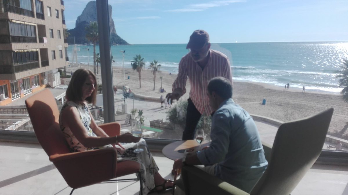 elsanto_es's tweet photo. Hoy sesión de grabación en @TurismoCalp para la realización de los nuevos vídeos turísticos del destino. Promoción segmentada por productos y mercados para alcanzar al cliente objetivo.

¡Casi Diciembre y la playa sigue luciendo espectacular!

#PlayRoom https://t.co/kLTh4hW9cw