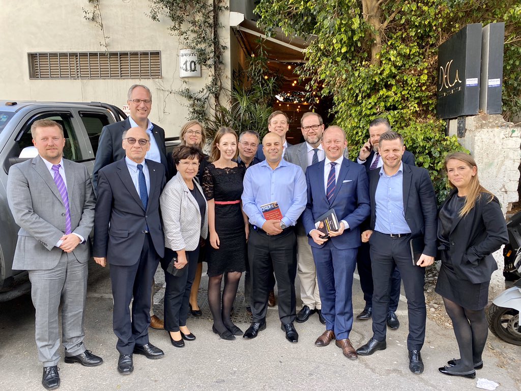 ElnetD's tweet photo. Heute Mittag traf unsere Delegation @aryeshalicar, Berater des israelischen Außenministers und Buchautor. Neben aktuellen Fragen der Außenpolitik stand vor allem der neue Antisemitismus im Mittelpunkt. Eine Herausforderung für die gesamte deutsche Gesellschaft. #ILFK19 🇩🇪🇮🇱 https://t.co/7DGeWvboIH