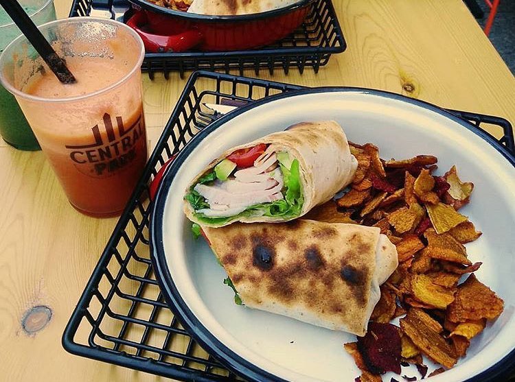 CentralParkLeon's tweet photo. Si todavía sigues pensando que no se puede comer de manera saludable estando fuera de casa, es que no nos conoces 😊

Ven a disfrutar de la auténtica #realfood con productos de nuestra tierra, y si vas con prisa no te preocupes que nosotros te lo preparamos para llevar.

#leonesp https://t.co/kL6cuTmc9O