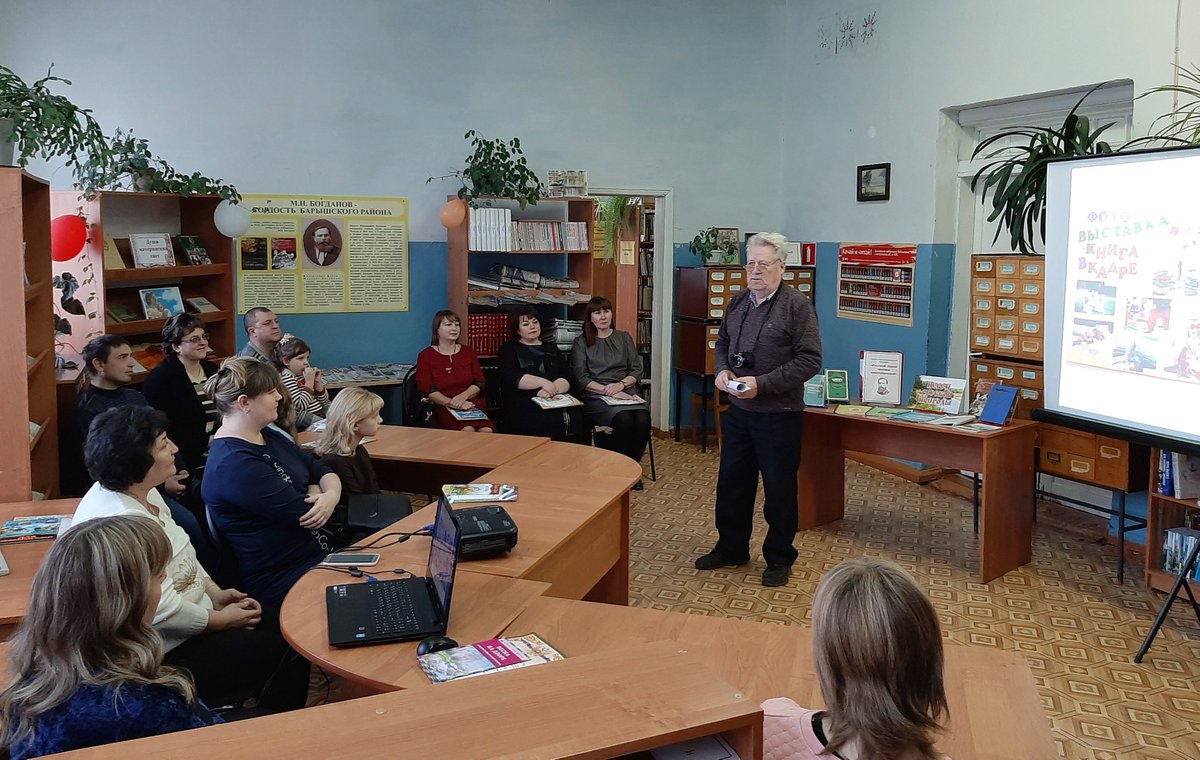 В библиотеке им. М.Н. Богданова состоялась церемония награждения участников районного фотоконкурса "Книга в кадре"! После присутствующие совершили виртуальную экскурсию "Богданов - певец русской природы" по страницам жизни М.Н. Богданова.