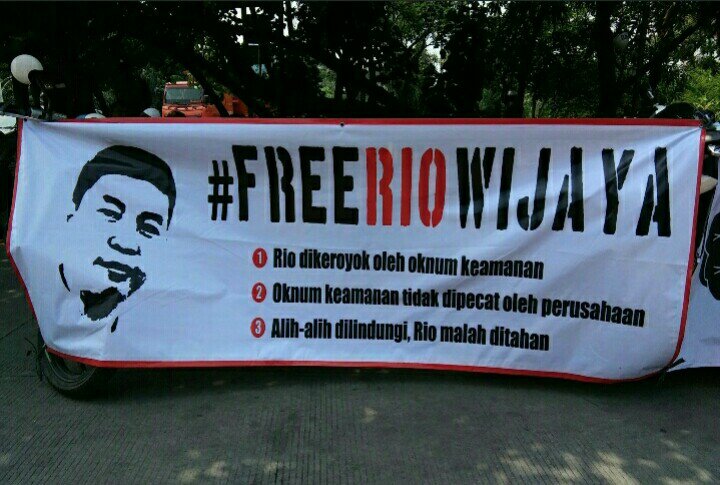 GEGEN2305_'s tweet photo. GamBar Kiri :
Aksi SoLidariTas #FreeRioWijaya dmNa AnggoTa SP yG dikeroYok OLeh OknuM SecuriTy PerusaHaan MaLah DijadikaN TerSanGka KasuS Lain. (KrimiNaLisaSi)

GaMbar KaNan : #BebaskanLutfi aNak STM Yg Jd TersaNgKa KareNa BawA BenderA MeraH PuTih SaaT DemO (KriminaLisaSi) https://t.co/jOVwa75R89