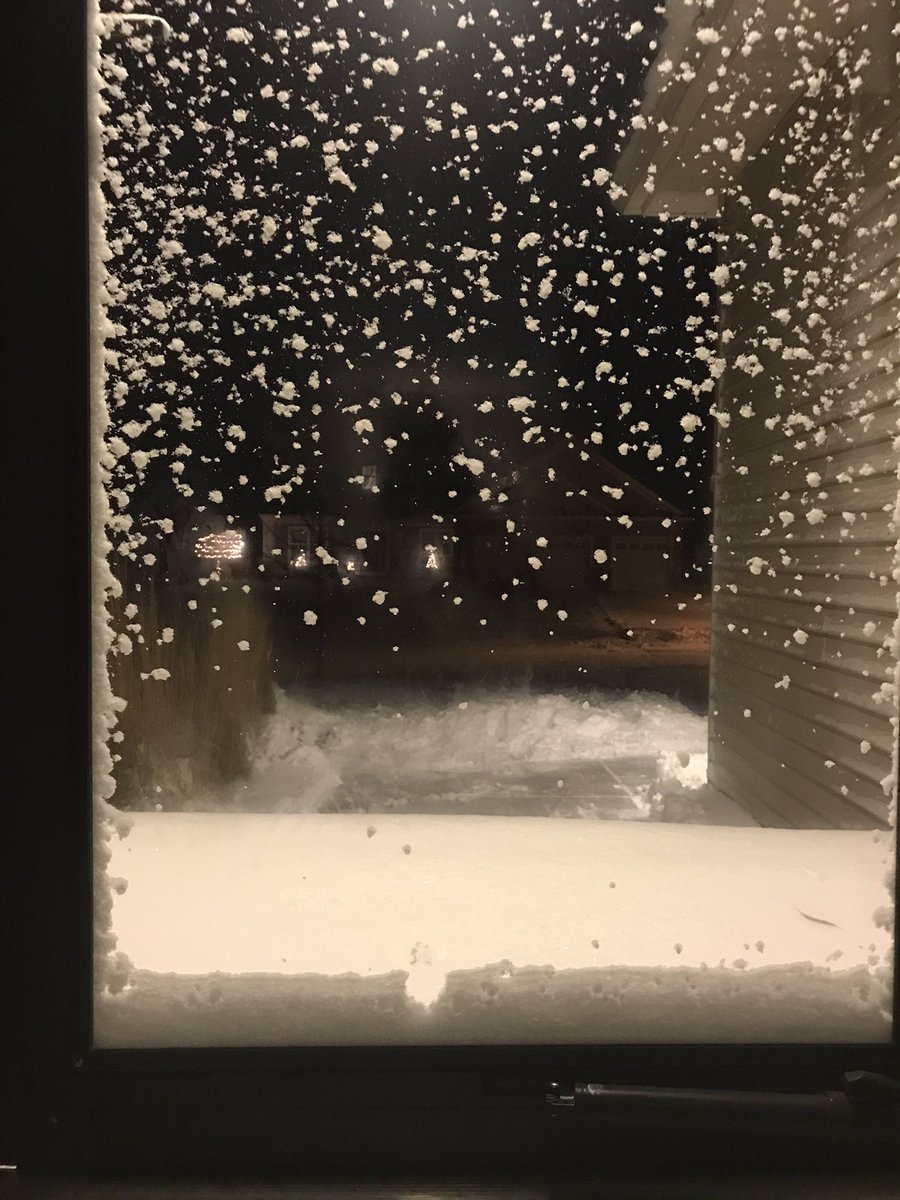 kirchoff17's tweet photo. Hubby is on driveway #2 with the snowblower #mymorning #wcco https://t.co/RYTMB7ybdm
