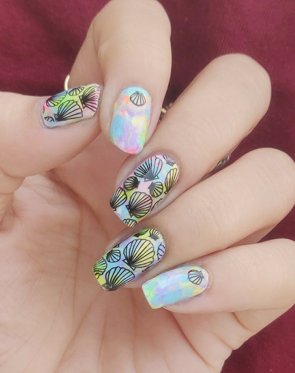 ravishacool's tweet photo. so here are my sea shell nails.. #nailart #seashellnails https://t.co/dCuaaPh8m2