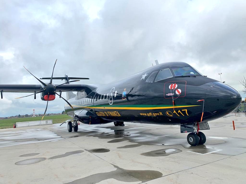 Leonardo_IT's tweet photo. Il #P72B, che sarà integrato nel dispositivo aeronavale della @GDF, rappresenta la nuova frontiera dei #velivoli da #pattugliamento #marittimo ed è dotato dei più moderni sistemi di #sicurezza e #sorveglianza realizzati da #Leonardo https://t.co/GN8qldN8ar