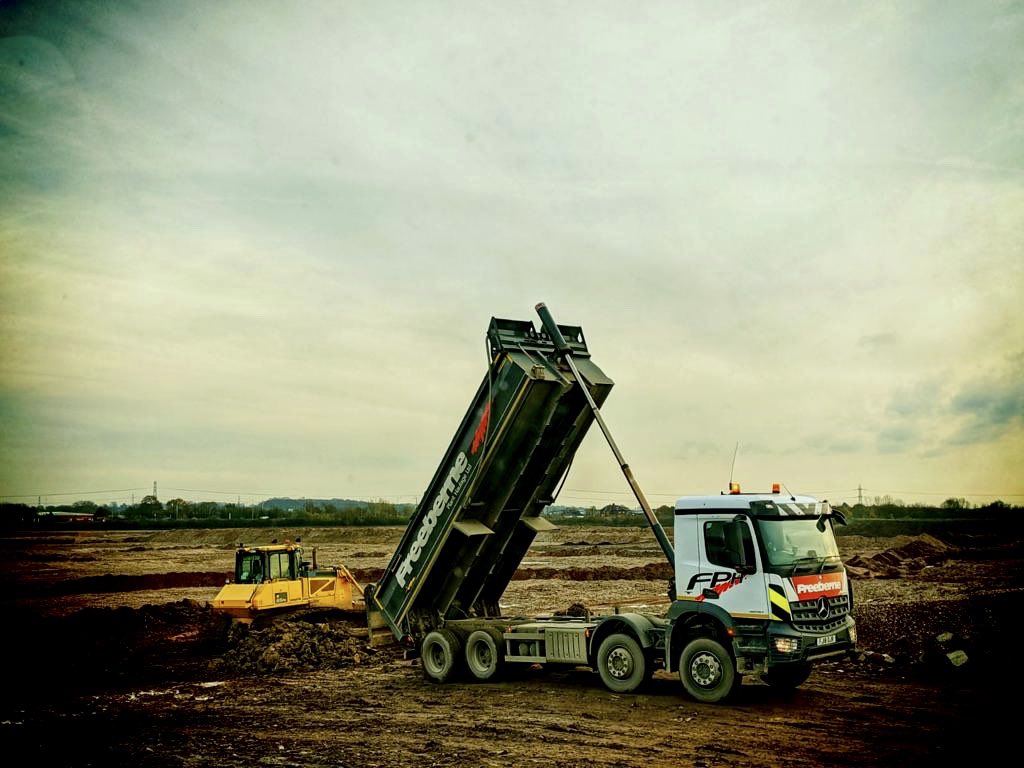 Keeping the dozers fed 👍

#muckshifting #dozer #muck #muckaway #muckshifter #mercedes #arocs #tipper #tippertruck