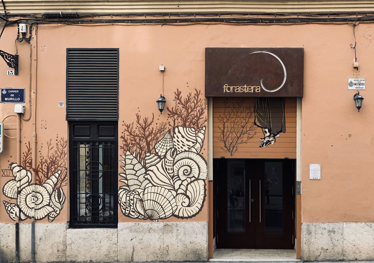 CamiloSua_'s tweet photo. #Matemáticas en la calle 🛣 y en la publicidad:
🚶🏻♂️Caminando por las calles de #València advertí un restaurante decorado con muchas conchas 🐚, inclusive en su letrero❗️
#Nautilus #GoldenRatio #Square #NumeroDeOro #NumeroOro @DidMatUV https://t.co/keiJsBnWMg