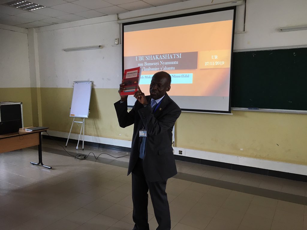 Uni_Rwanda's tweet photo. Happening now!
A @Uni_Rwanda team led by Mukama Evode and @Nkusi_laurent launched the 1st ever #openacces book on Research methods written in #Kinyarwanda @UR_CoE @ccpcotton @GeorgeNjorogeK  @Rwanda_Edu @REBRwanda https://t.co/WITnog6dCX