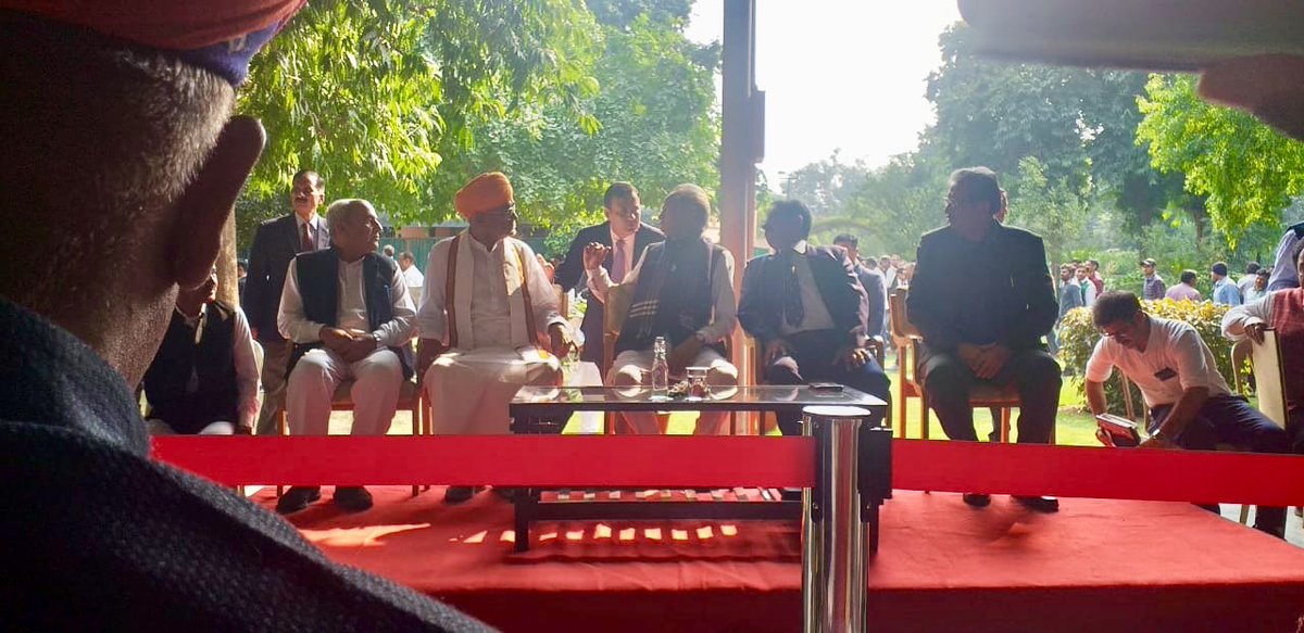 MahantNirmalDas's tweet photo. आर्थिक आधार पर पिछड़े स्वर्णो के लिये आरक्षण(EWS) में भूमि एवं भवन सम्बंधित प्रावधान को हटाने पर यशस्वी @RajCMO श्री @ashokgehlot51 जी का आज मुख्यमंत्री निवास पर जाकर आभार व्यक्त किया । https://t.co/nIZs3D1Wgu