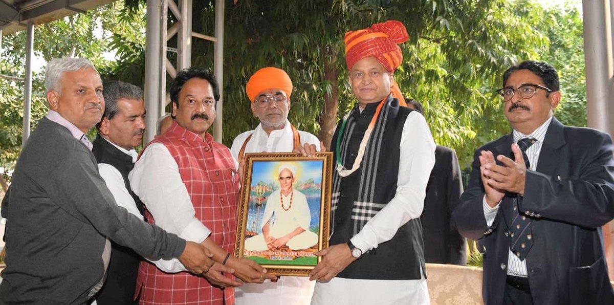 MahantNirmalDas's tweet photo. आर्थिक आधार पर पिछड़े स्वर्णो के लिये आरक्षण(EWS) में भूमि एवं भवन सम्बंधित प्रावधान को हटाने पर यशस्वी @RajCMO श्री @ashokgehlot51 जी का आज मुख्यमंत्री निवास पर जाकर आभार व्यक्त किया । https://t.co/nIZs3D1Wgu