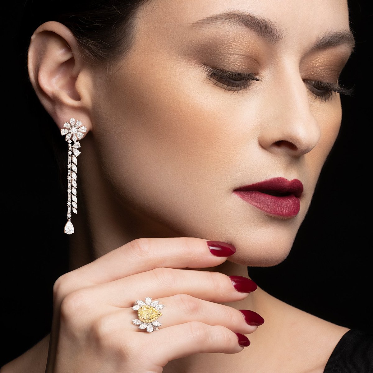 Be fashionable by having a generous spirit and diamond jewels.

Product code (PLU): H19008235 (Earrings) &amp; H19009491 (Ring)
.
.
#HaveItAll
#Mondial #Ring #Earrings #Diamond