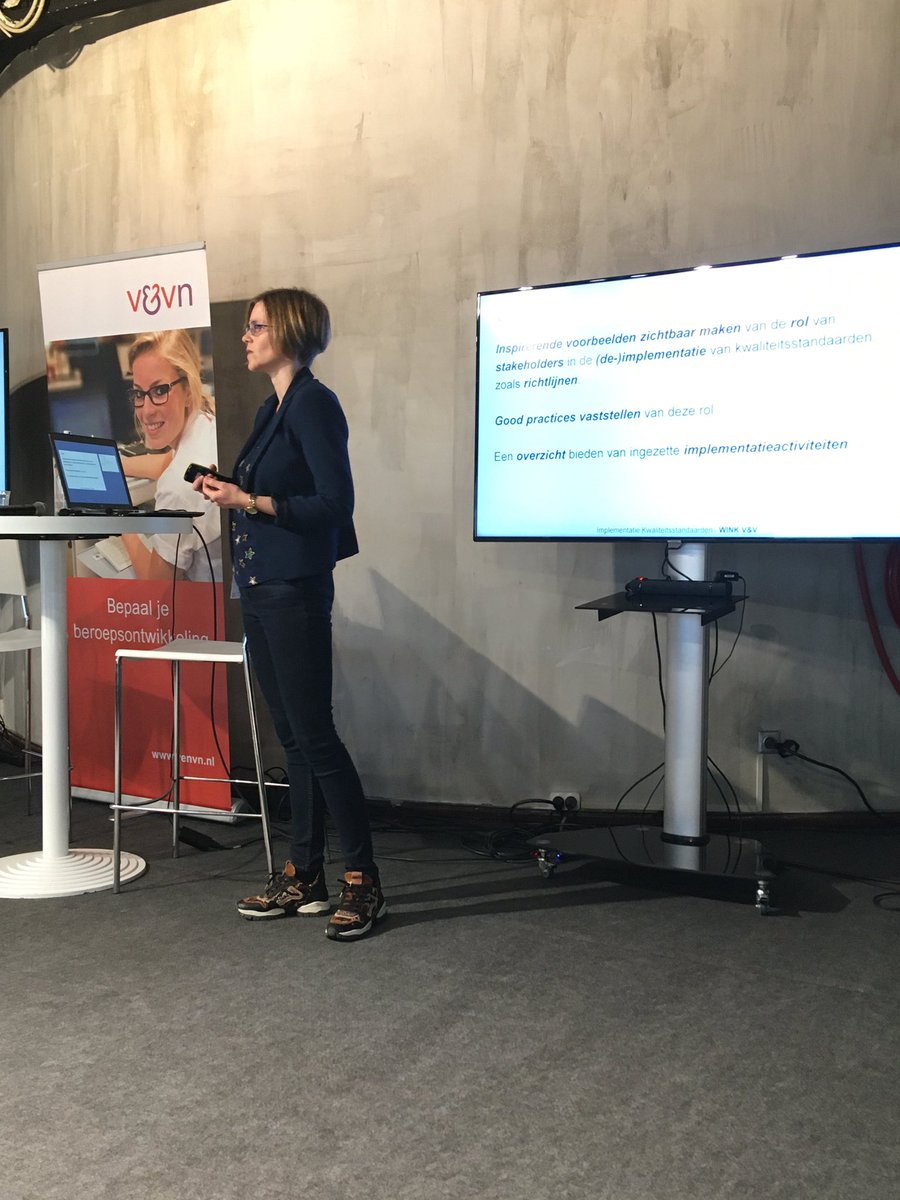 Leuke groep deelnemers, na de korte pitches over ‘implementatie van kwaliteitsstandaarden, hoe doe je dat?’ geeft iedereen actieve input. Goede bevestiging en aanvulling voor onze conclusies en aanbevelingen! #standaardfestival <a href="/e_ista/">Erwin Ista</a> <a href="/hvermeulen67/">Hester Vermeulen</a> <a href="/RietbergenTessa/">Tessa Rietbergen</a>