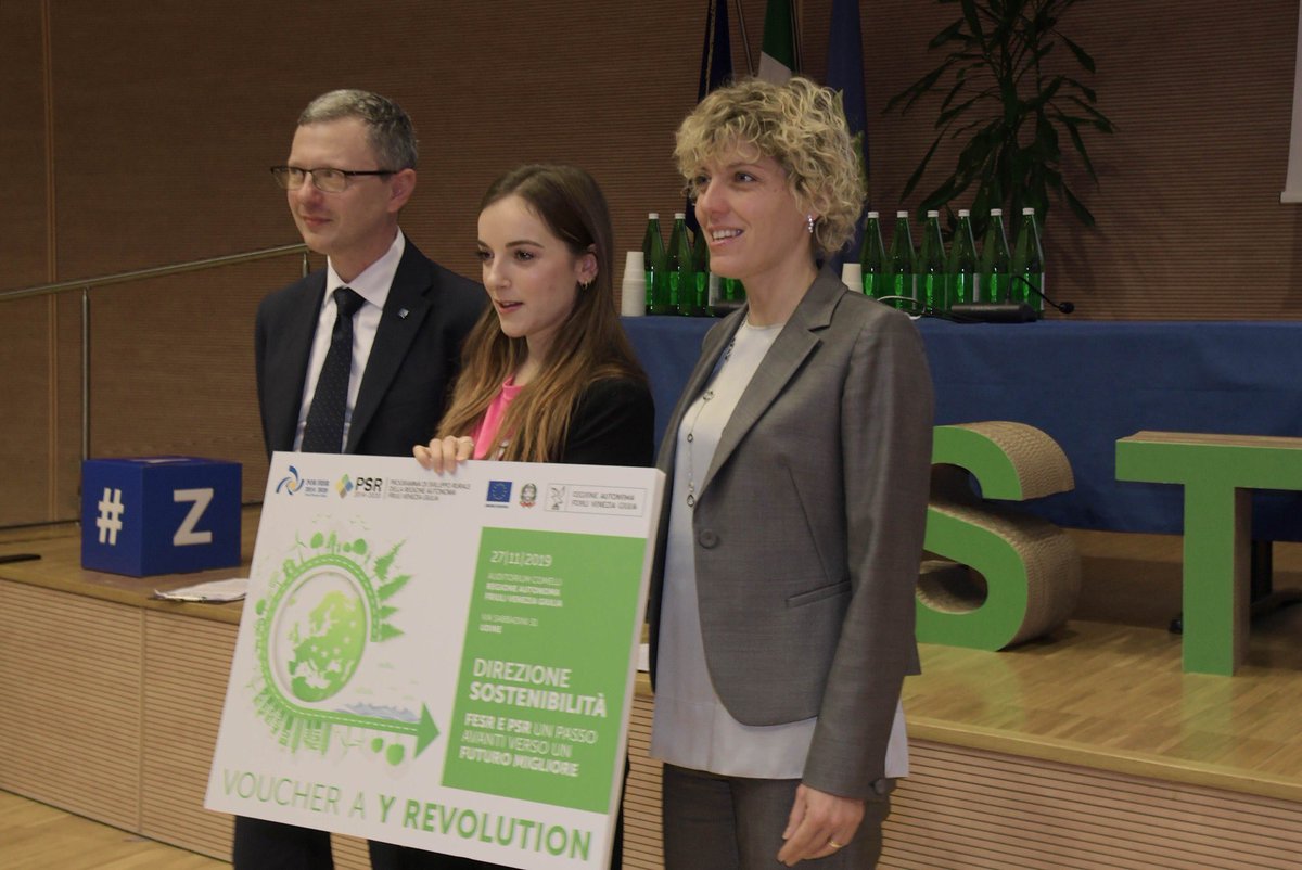 Questa mattina insieme aIl'Assessore <a href="/barbara_zilli/">Barbara Zilli</a>, in occasione dell'evento "Direzione sostenibilità. Fesr e Psr un passo avanti verso un futuro migliore".
✅👍🏻 Premiamo i giovani di Y Revolution che scendono in strada ad applicare i principi dell'essere sostenibile;