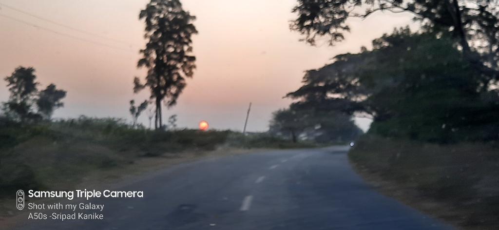 Beautiful sunset on the way back to home. Nature at it's best.😊