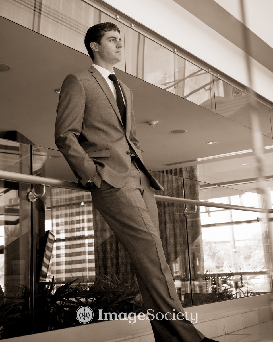 Happy #WeddingWednesday! A lesser seen side of our staircase! We call this the perch since it overlooks the lobby! We'd love to be a part of your #HappilyEverAfter. Message us today and we'll get you in contact with one of our amazing wedding coordinators!

📷 Image Society