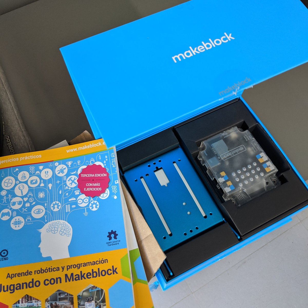 hardwarehacklab's tweet image. Just received our #mBot kit for tonight&apos;s #HardwareHackLab in #BCN. Join us at 6.30pm in @ThoughtWorksESP offices to mount it together. #makeblock