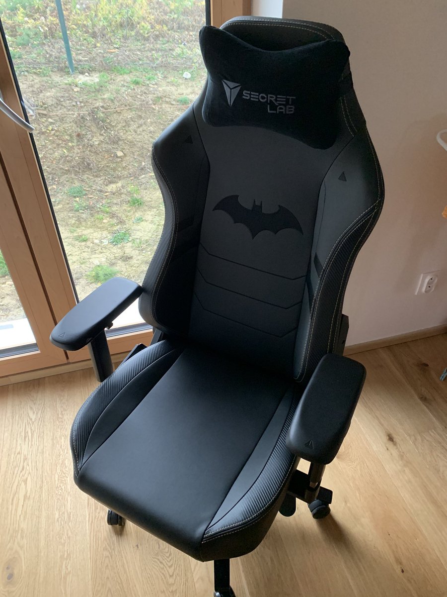 bozskydave's tweet photo. Nová židle do pracovny :-) Dark Knight limited edition od #secretlab https://t.co/xeS3Z45aeF