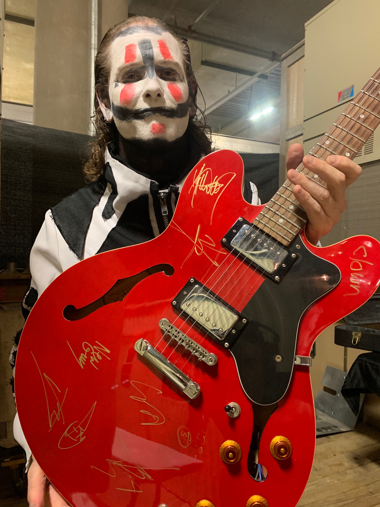 I'm so proud to be part of the first ever Innocent Lives Foundation Rock and Roll auction. ILF is a non-profit working to expose child predators. Bid on my personal guitar I wrote my entire upcoming solo album on, signed by @slipknot, to benefit ILF: soo.nr/YbbM