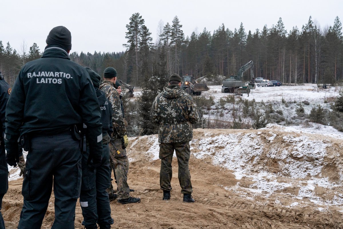 Rajavartiolaitos toimii ketterästi sekä rauhan aikana että poikkeusoloissa, sotilaallinen maanpuolustus on yksi tärkeistä tehtävistä. Muuttuneisiin yhteiskunnallisiin tilanteisiin pystytään reagoimaan hyvin nopeasti. #rajavartiolaitos #kaakko19 #yhdessävahva #maavoimat