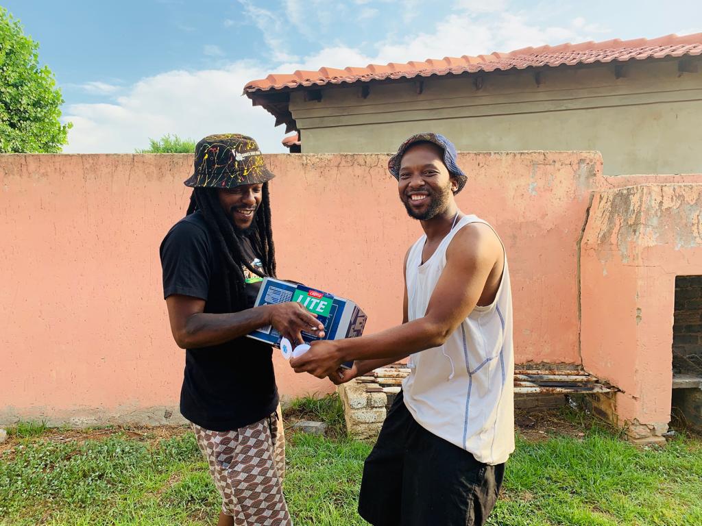 DjSeleb's tweet photo. Oh my got..@castlelitesa & @siya_shezi making my weekend already.Danke baie #noice #extracoldrefreshment #coldlock https://t.co/Unprl9o4oA