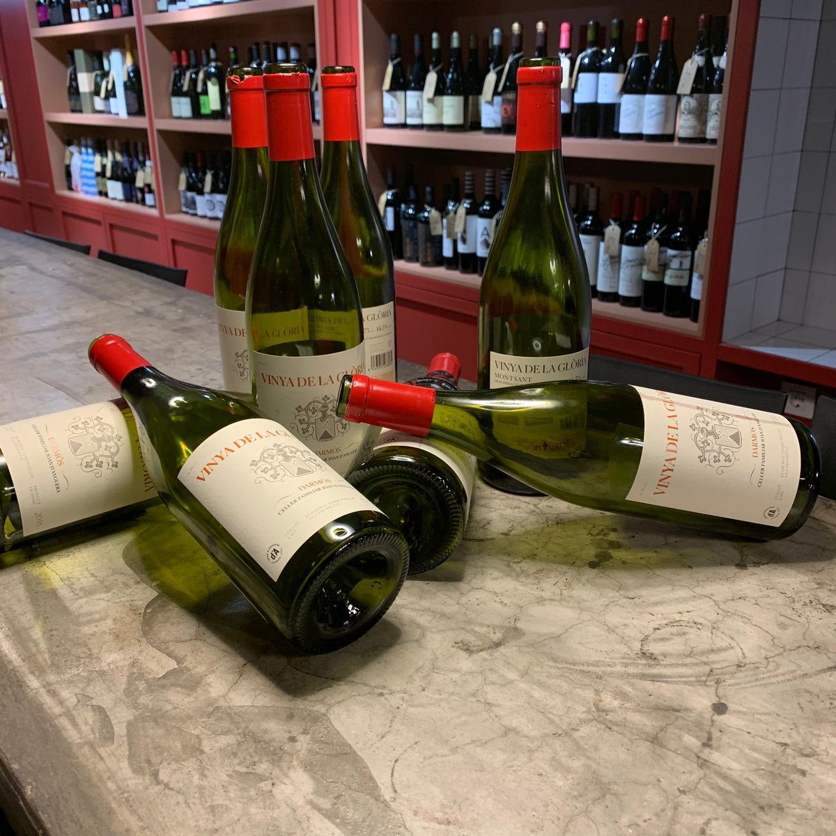 vinusbrindis's tweet photo. Imatges que parlen per si soles! Ahir van arrasar amb el #strangerwines! Felicitats @JoandAnguera per aquesta garnatxa brutal! 🥰 24 mesos de criança en bota vella amb la suficient paciència per donar-nos el màxim plaer!
#strangerwines #vinusbrindis #montsant #darmos https://t.co/Qf91x6xXFO