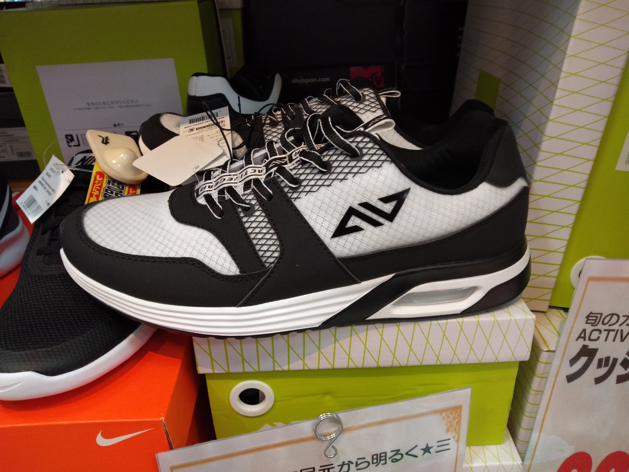 ﾔｯﾊﾟﾘ 豚トロ太郎 En Twitter Xtokyo のスニーカー穴空いたから 買ったドンキに来たら Active Gear ドンキ のスポーツブランド のスニーカーの新製品が何型番もでててxtokyoはなくなってた 製造元 そっちに倒れたな T Co Zl0sfbns4a Twitter