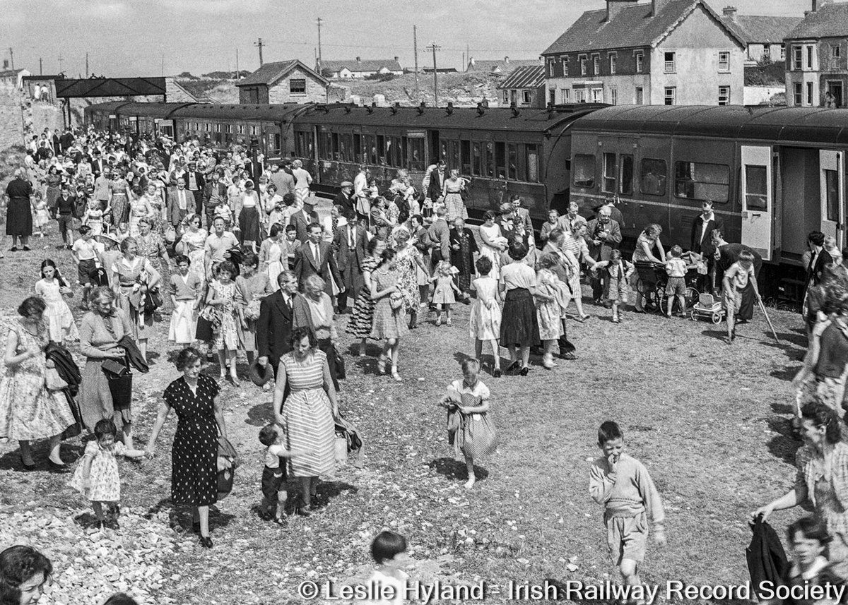 In this hectic scene full of action, a summer excursion train from Tralee has disgorged holidaymakers (and their prams) onto the beach adjacent to Fenit Station, Co. Kerry, August 1959☀️⛱️, a sight alas nowadays consigned to the archives. #ActionArchives #ExploreYourArchive