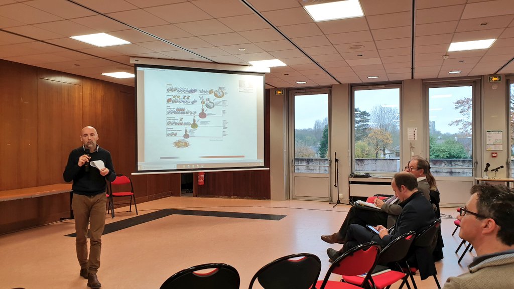 Prefet77's tweet photo. Reunion pour les responsables des sites #SEVESO 🏭 de #SeineEtMarne. Échanges entre les entreprises et les services de l'État #DRIEE77, préfecture, @PoliceNat77 @Gendarmerie_077 @Sdis77. Réglementation, communication, prevention de la radicalisation, sûreté, gestion de crise... https://t.co/L0a2MxJnQZ