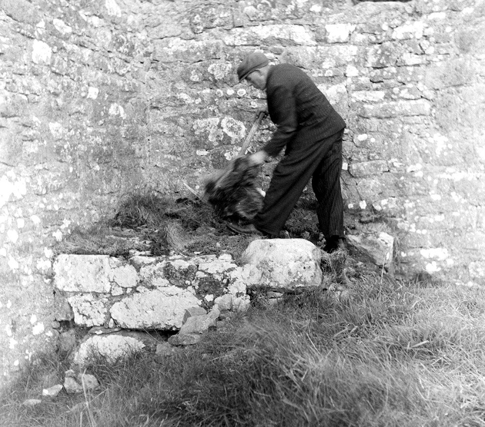 Today’s theme for #ExploreYourArchive week is #ActionArchives. To mark this we found two photos of 'action men' at Clonmacnoise monastic site (bit.ly/2QWGSFc).  @OffalyHeritage @OffalyHistory @DeptAHG