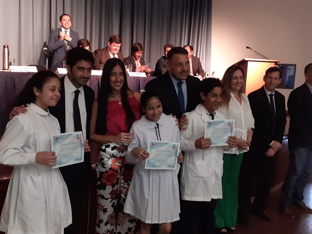 SecretariaDeGo7's tweet photo. #Ahora el Ing. Fabian Florentin acompaño en la entrega de diplomas de honor para los abanderados y escoltas de las banderas de ceremonia de Argentina,referente a las escuelas de educación básica de nuestra cuidad. https://t.co/j93ZU4wlA4