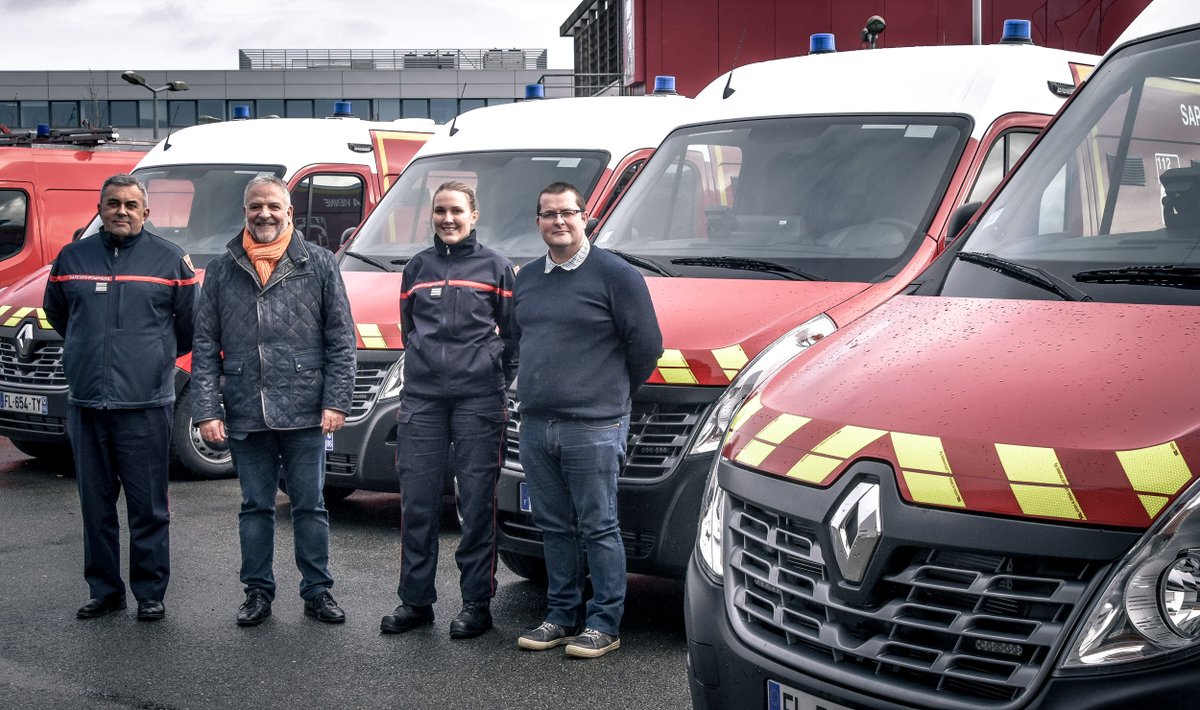 sdis86's tweet photo. Le 26/11/2019, le #SDIS86 a réceptionné 4 nouveaux véhicules de secours et d'assistance aux victimes #VSAV en présence de M. Edouard RENAUD, 1er vice-président du conseil d'administration du #SDIS. 316 825 € au total,  consacrés au renouvellement d'une partie du parc roulant. https://t.co/ppCglSOv65