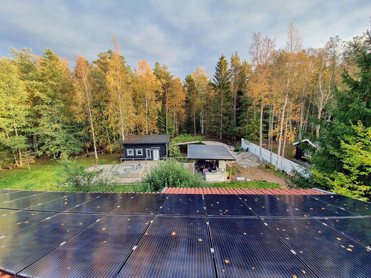 No need to worry about those fall leaves causing energy losses on this PV optimized rooftop in Sweden! 🍂☀ #GoSolar #Autumn 
Photo credit: ELCures AB