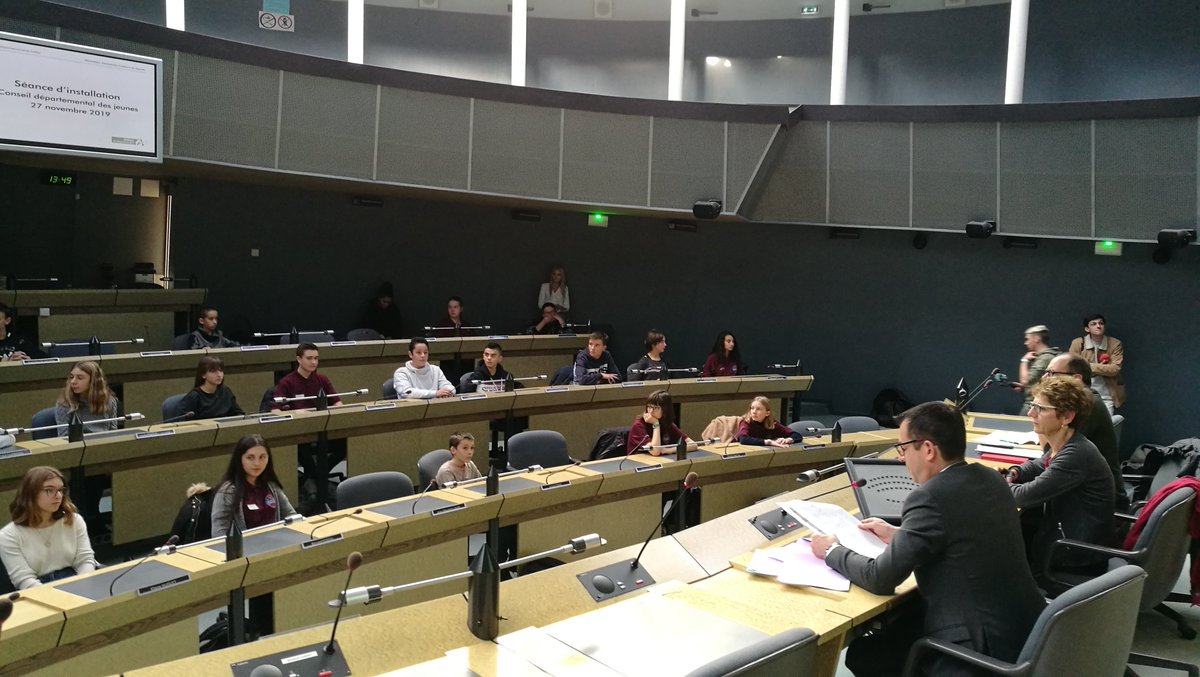 Allierdpt's tweet photo. Ouverture de la séance d’installation du #CDJ03. Nos #jeunes s’engagent.
#FierAllier #Jeunesse #régionauvergnerhonealpes #education https://t.co/5bsswAP1wV