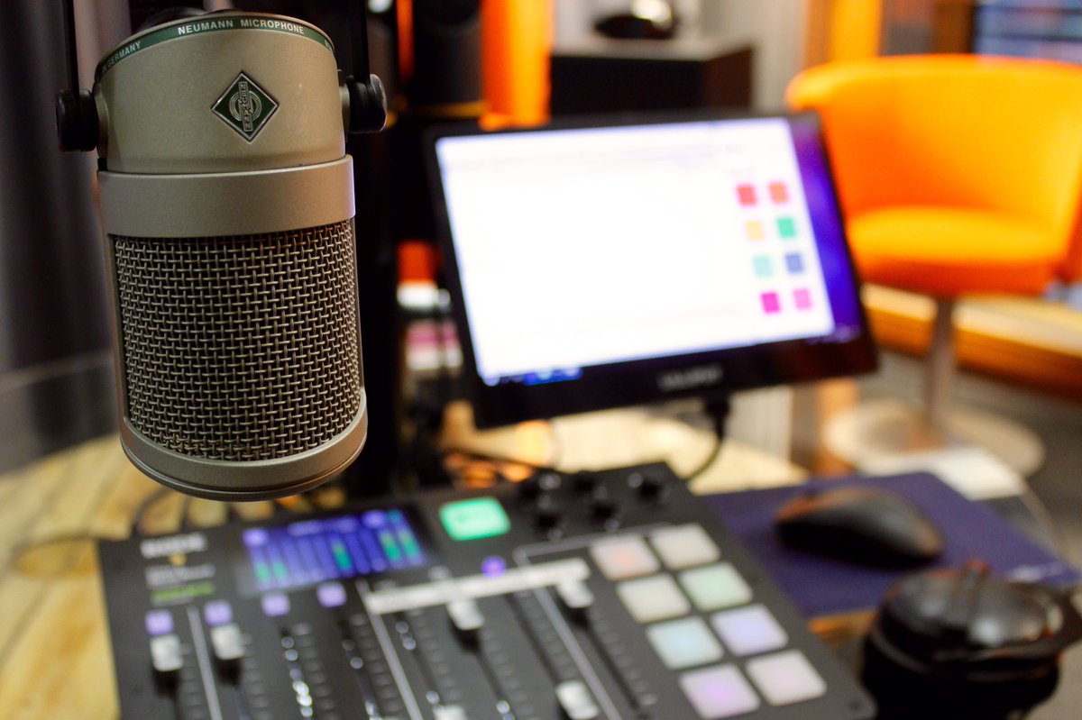 NorbertGrundei's tweet photo. Frisch eröffnet: Unser neues #Podcast Studio. Initiiert von unserem NDR Audio Think Tank #thinkradio und @NJOYDE . Perfekte Ergänzung der Live-Studios, um einfach und professionell Podcasts zu produzieren. Dank an Klaus Wehmeyer für die technische Umsetzung. #radio #audio https://t.co/cdQqpCAN14