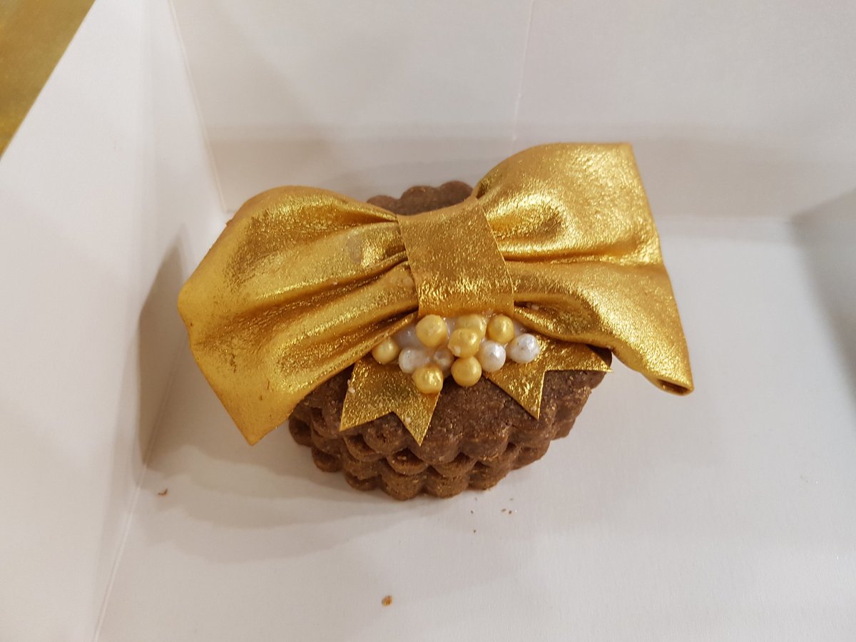 Heleoniesone's tweet photo. Aujourd'hui au @SalonCSF J'ai appris avec @CerfDellier à transformer du papier azyme en "tissu" alimentaire pour décorer les gâteaux.
Un atelier marrant et qui donne des idées...
#salonCSF #csf2019
#DIY #diyHélé #scrapcooking https://t.co/iFtrora0dy