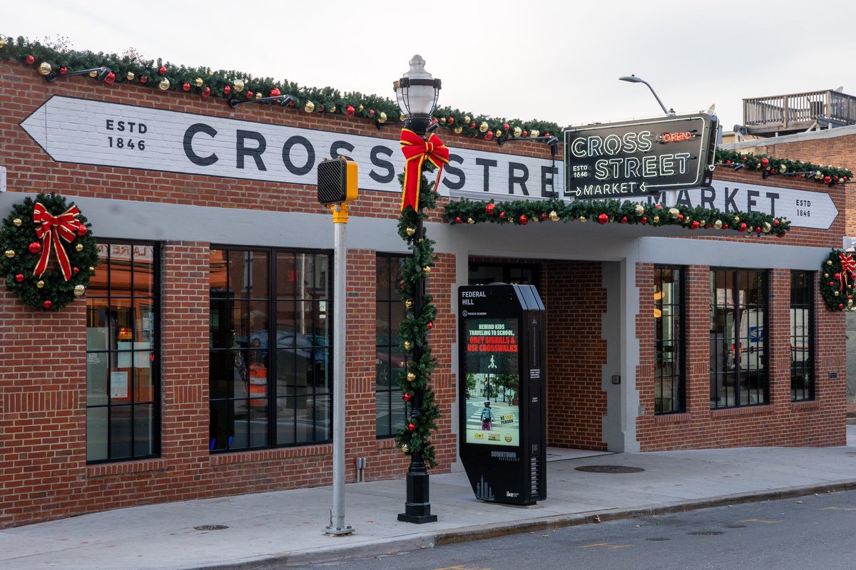 canadev's tweet photo. We’re getting in the holiday spirit! — @CrossStMarket and @TheBoursePhilly are all dressed up ahead of Thanksgiving weekend. 🎁
#HappyHolidays #CrossStreetMarket #PublicMarket #Baltimore #TheBourse #Philadelphia #Philly #DeckTheFoodHalls https://t.co/TDMRYptRa3
