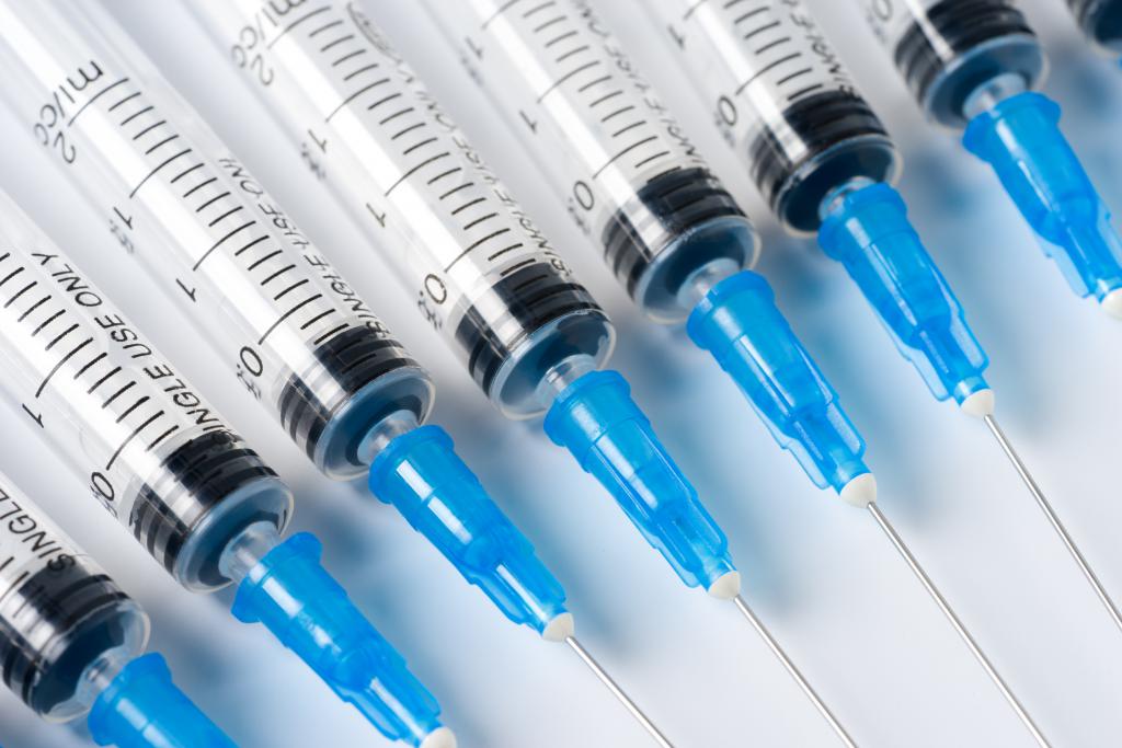 EU_JRC's tweet photo. How much of #nanoparticles remain in plastic syringes? What effect on dosage uncertainties? Can it compromise the accuracy of in vivo and in-vitro studies in nano-biosciences? A new study looks into mitigation strategies 👉 https://t.co/9Bnj8OatpX https://t.co/UuvLnhsSRk