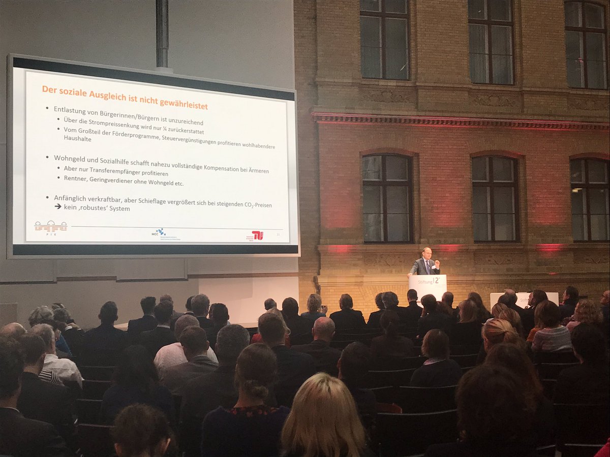 Prof. Edenhofer @PIK_Klima “CO2-Preis Vorschlag von @cducsubt @spdbt gibt keinerlei Planungssicherheit für Investitionen in #EE & gewährleistet keinen sozialen Ausgleich” #JK2019 #InvestitionKlimaschutz