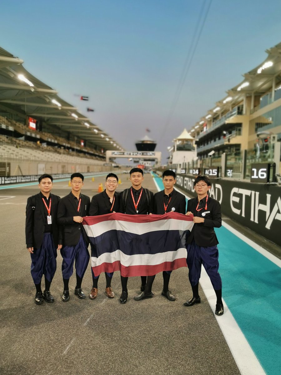 MatrixRacingTH's tweet photo. Matrix Racing @harrowbangkok celebrate with our friends and fellow @F1inSchoolsHQ competitors from around the world at turn one of the @ymcofficial Yas Marina Circuit. We thank all our sponsors, teachers, friends and family for all your support throughout the contest. #HarrowF1 https://t.co/wIaJUKt4Rm