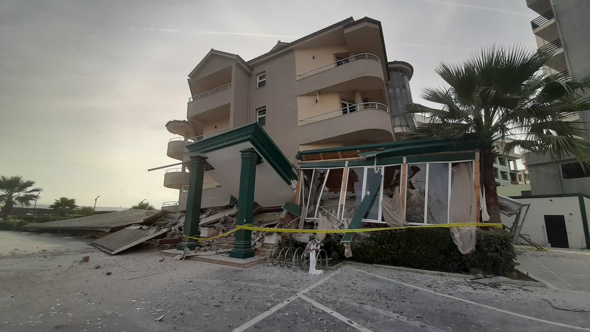 Štetu u Draču nemoguće je procijeniti, ove zgrade tek trebaju postati ruševine. U ulici Pavaresia gotova svaka zgrada je napuknuta. Sve mahom novogradnja. 
#Durres #EarthquakeAlbania <a href="/DNEVNIKhr/">DNEVNIK.hr</a> <a href="/novahr/">Nova TV</a>