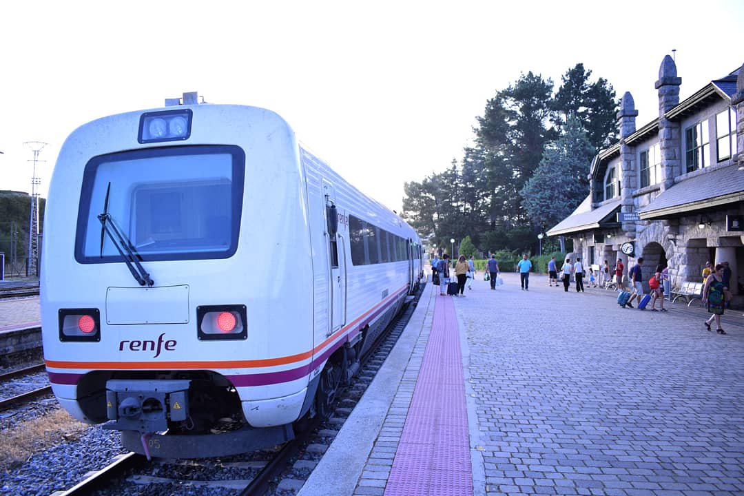 NoveznoZamora's tweet photo. A partir del año que viene, comienza la consolidación definitiva de la PRIVATIZACIÓN de un monopolio natural histórico como lo ha sido el ferrocarril, siguiendo las indicaciones de la Unión Europea, sierva del "libre" mercado y sus imposiciones.

https://t.co/cTHnZl0baz https://t.co/p9bbFmhY4L