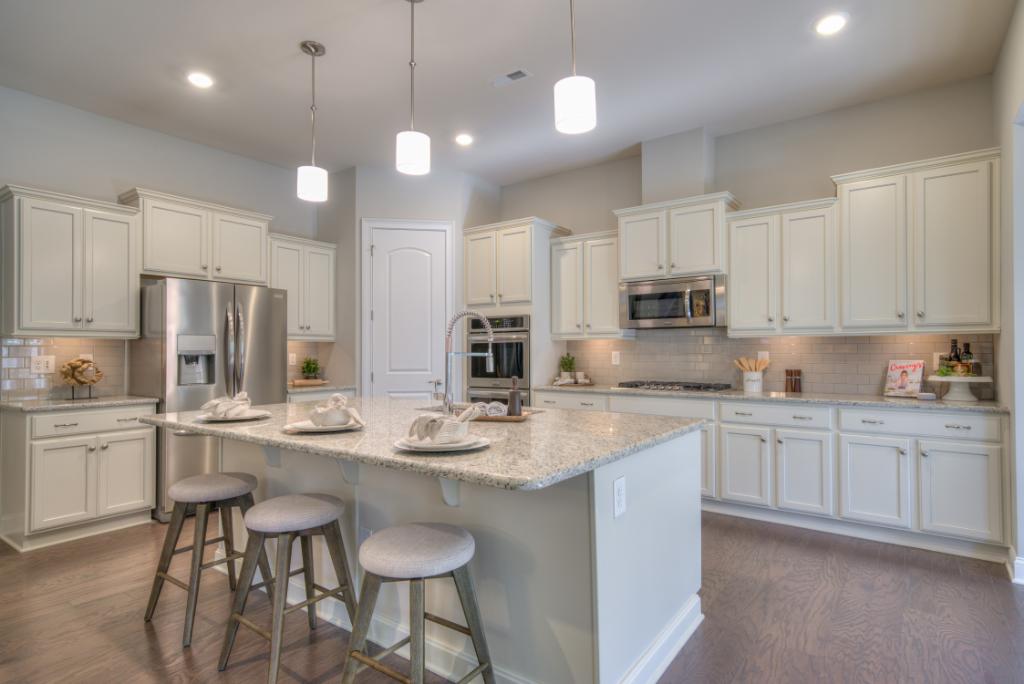 Now THIS is the kind of kitchen we could cook Thanksgiving turkey in. What about YOU? #KitchenGoals #KitchenTime #CookingItUp #RanchHome #DreamKitchen #DreamHome #InteriorDesign #LetsEat spr.ly/60181uj82