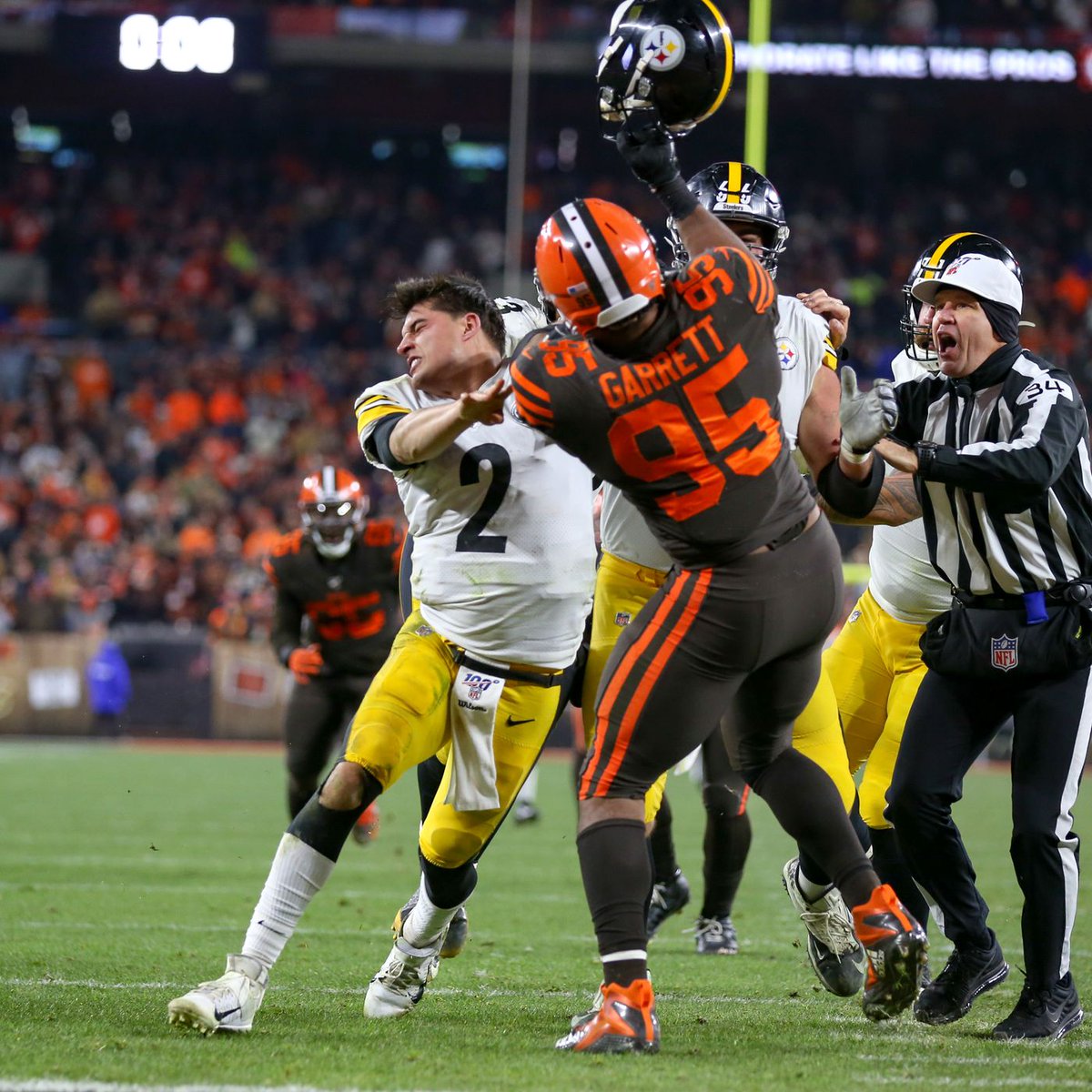 FFDonaldTrump's tweet photo. I will always protect our great warfighters! I always have your backs! Especially the DAWGS #GoBrowns @oumphilos https://t.co/820plDuOEK