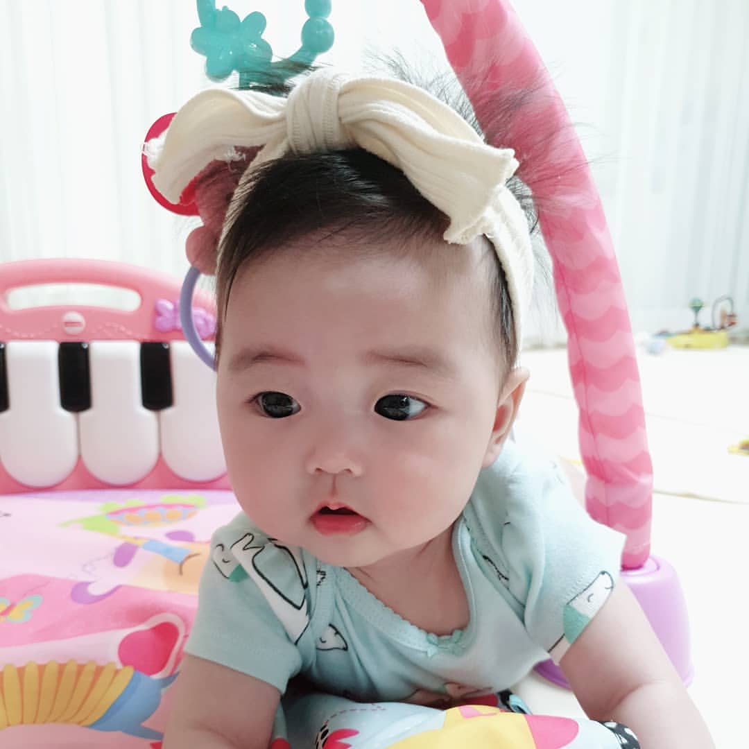 toxicashell2's tweet image. 【 사랑스러운 아기 ✿ 27.11.19 】 

|✎ ~ ℳ | Hoje ɑ neném ɑcordou cedo e bem ɑnimɑdinhɑ! Pɑpɑi ficou tα̃o felizinho em ver o sorrisinho bɑnguelo de suɑ princesinhɑ.