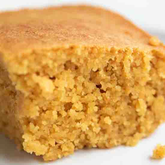 Vegan cornbread, so soft, moist and fluffy, perfect for serving with soups, stews, and chilies! It only requires 1 bowl and is made in 35 minutes! simpleveganblog.com/vegan-cornbrea… #vegan #thanksgiving #sidedish #side #simpleveganblog